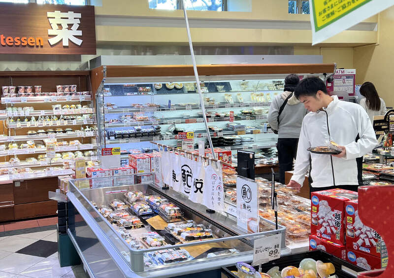日本东京都港区，市民在超市选购食材