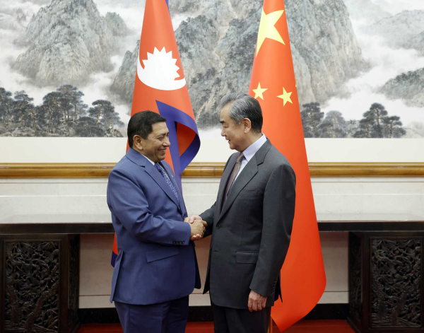 王毅同尼泊尔副总理兼外长施雷斯塔举行会谈