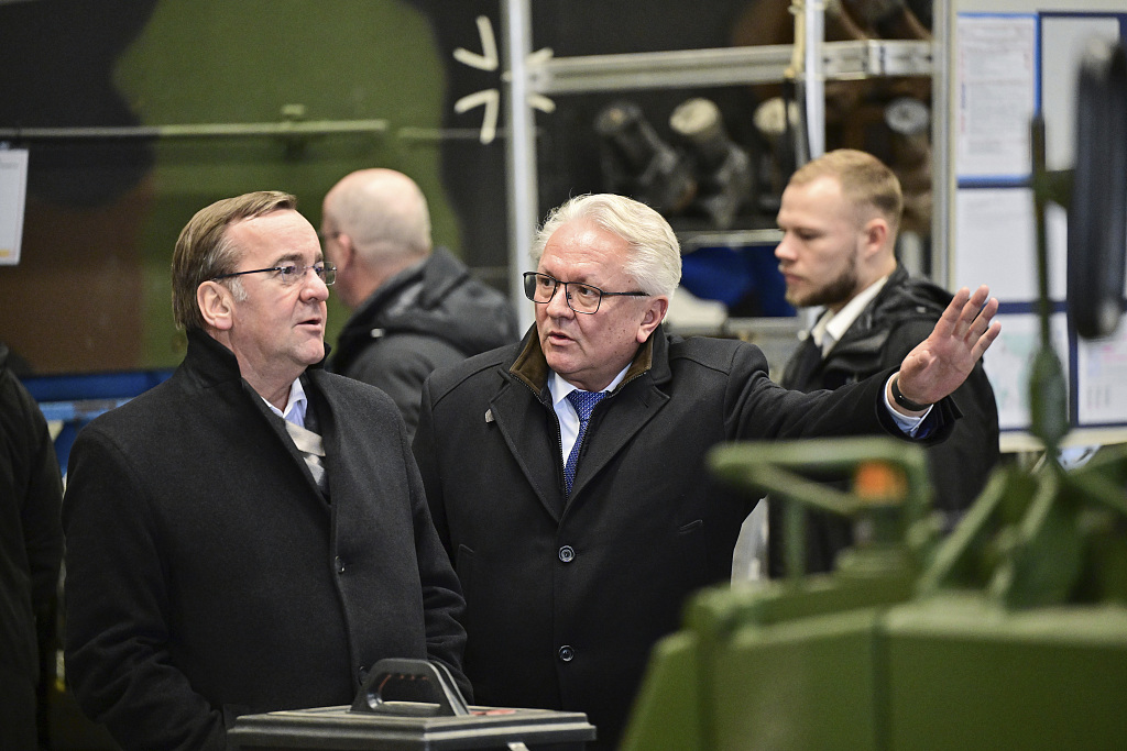 莱茵金属首席执行官阿明·帕珀格（右）带德国国防部长皮斯托留斯参观军工厂 ...